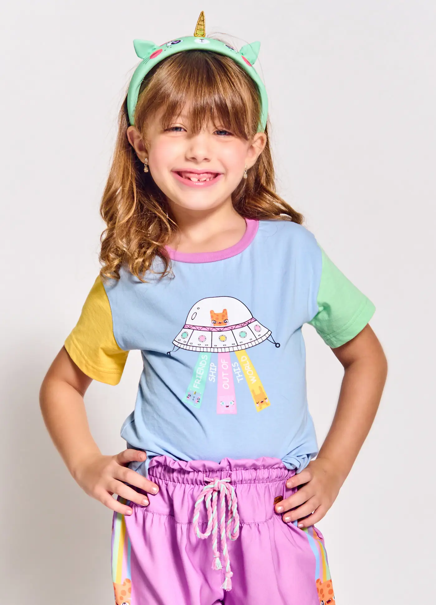 BLUSA MANGA CURT ALPHABETO CORES:AZUL/ROSA/AMARELO